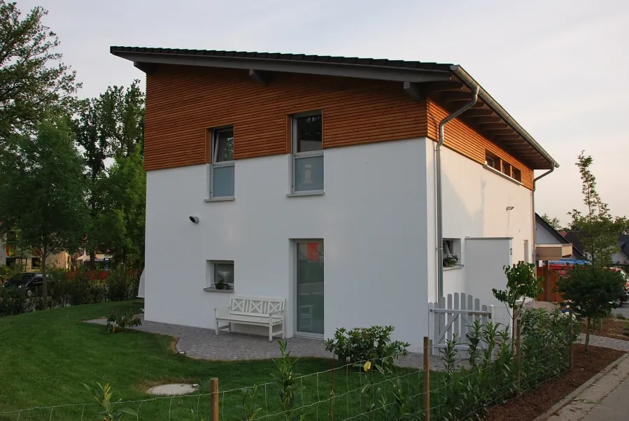 Einfamilienhaus in Herford: Wohnhaus mit Holzverkleidung im Obergeschoss