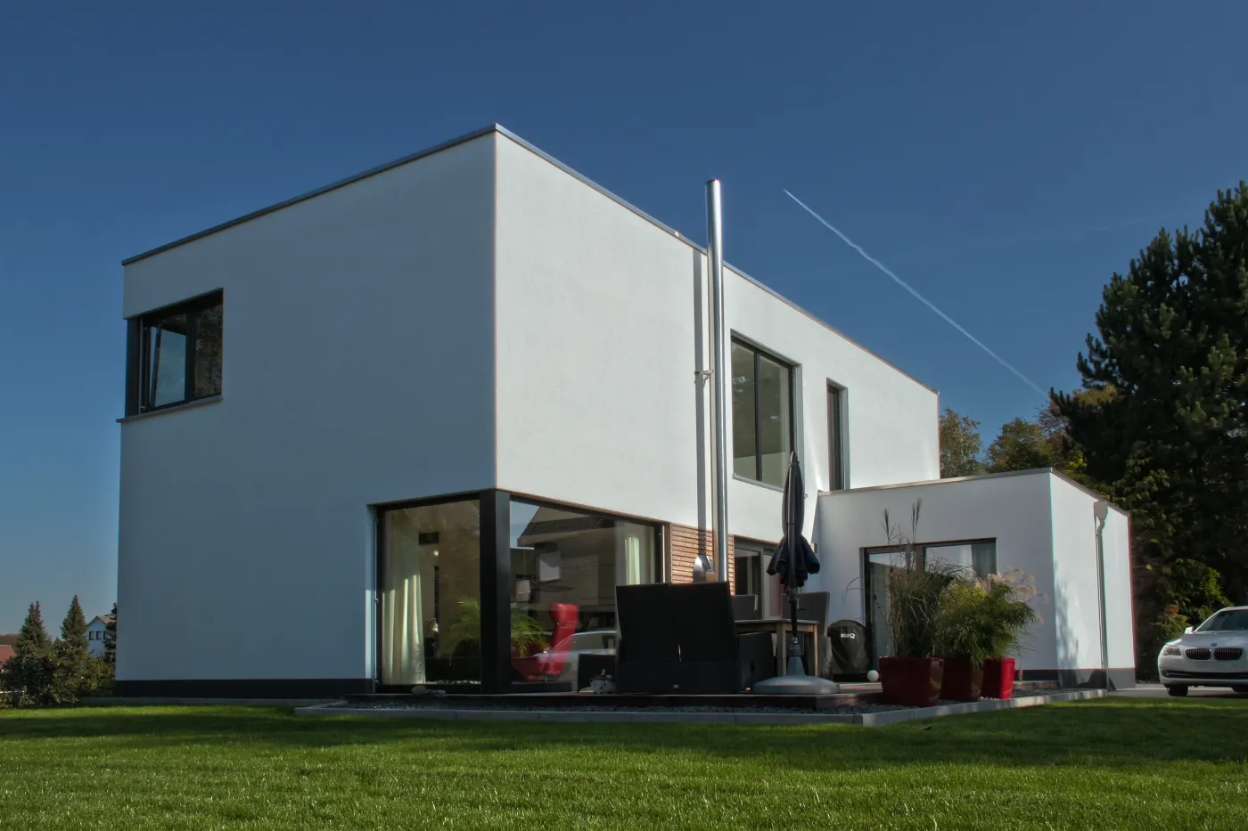 Einfamilienhaus in Hiddenhausen: Flachdachhaus mit großen Fenstern