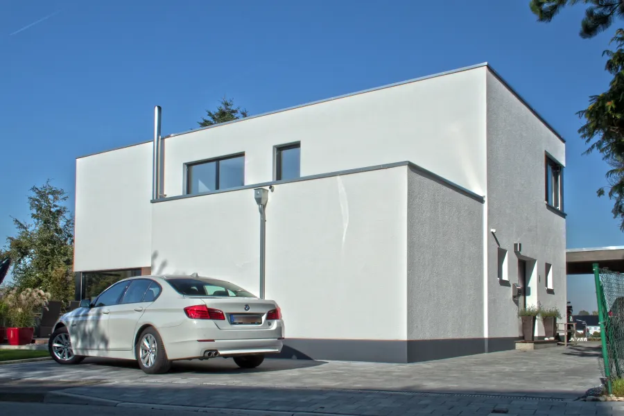 Einfamilienhaus in Hiddenhausen: Kubisches Flachdachhaus mit Einfahrt