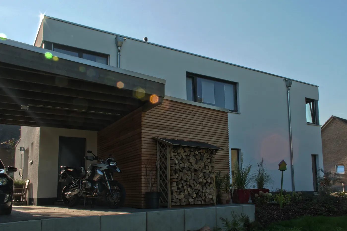 Einfamilienhaus in Hiddenhausen: Flachdachhaus mit Carport und Holzverkleidung