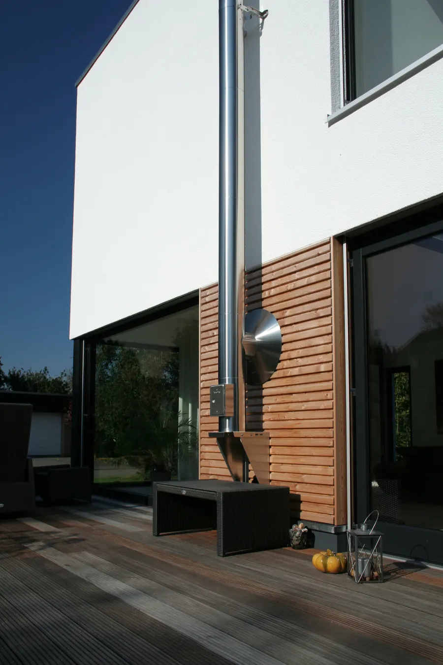 Einfamilienhaus in Hiddenhausen: Holzverkleidete Fassadenecke mit Terrasse