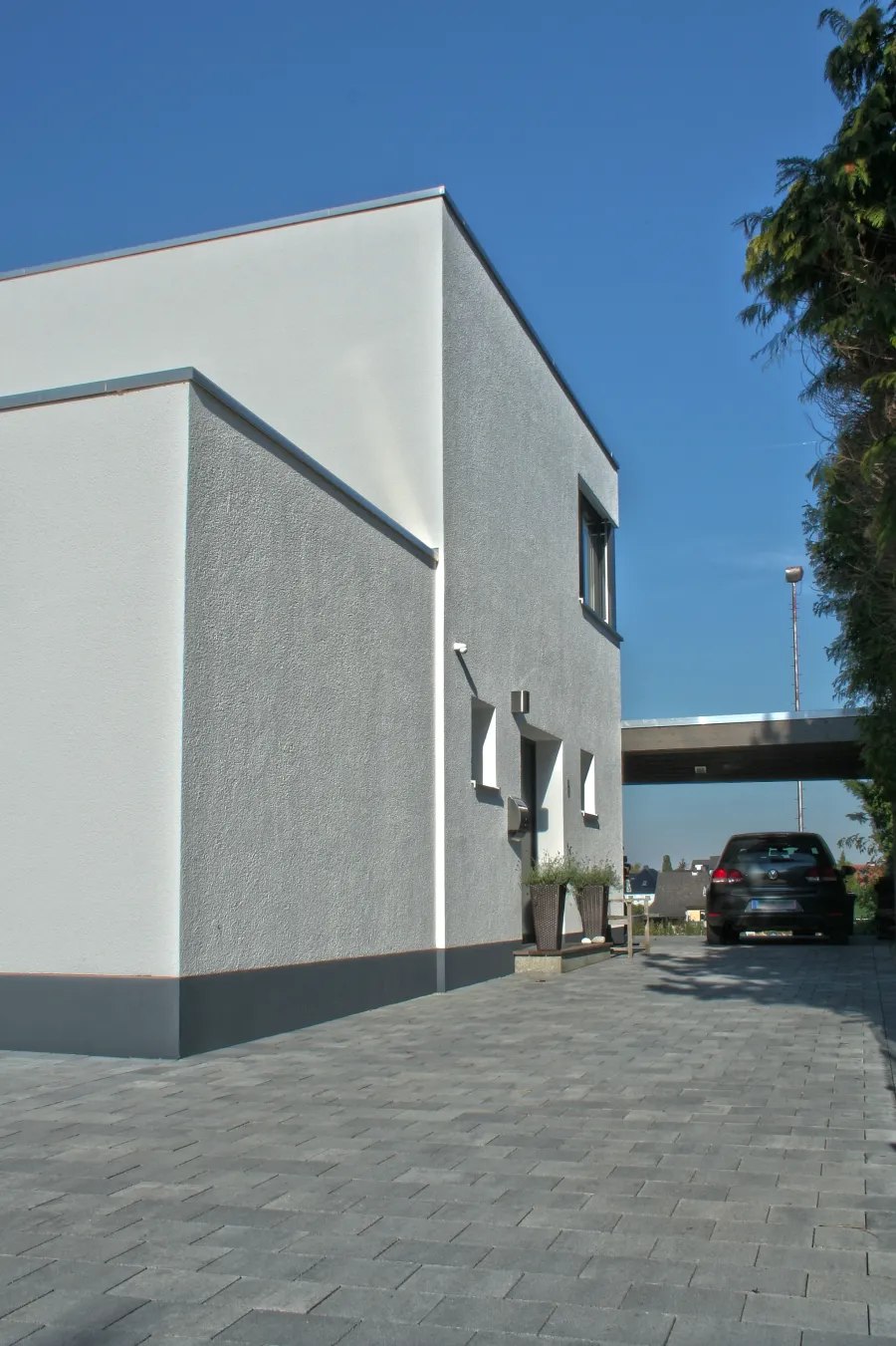 Einfamilienhaus in Hiddenhausen: Seitenansicht eines kubischen Wohnhauses