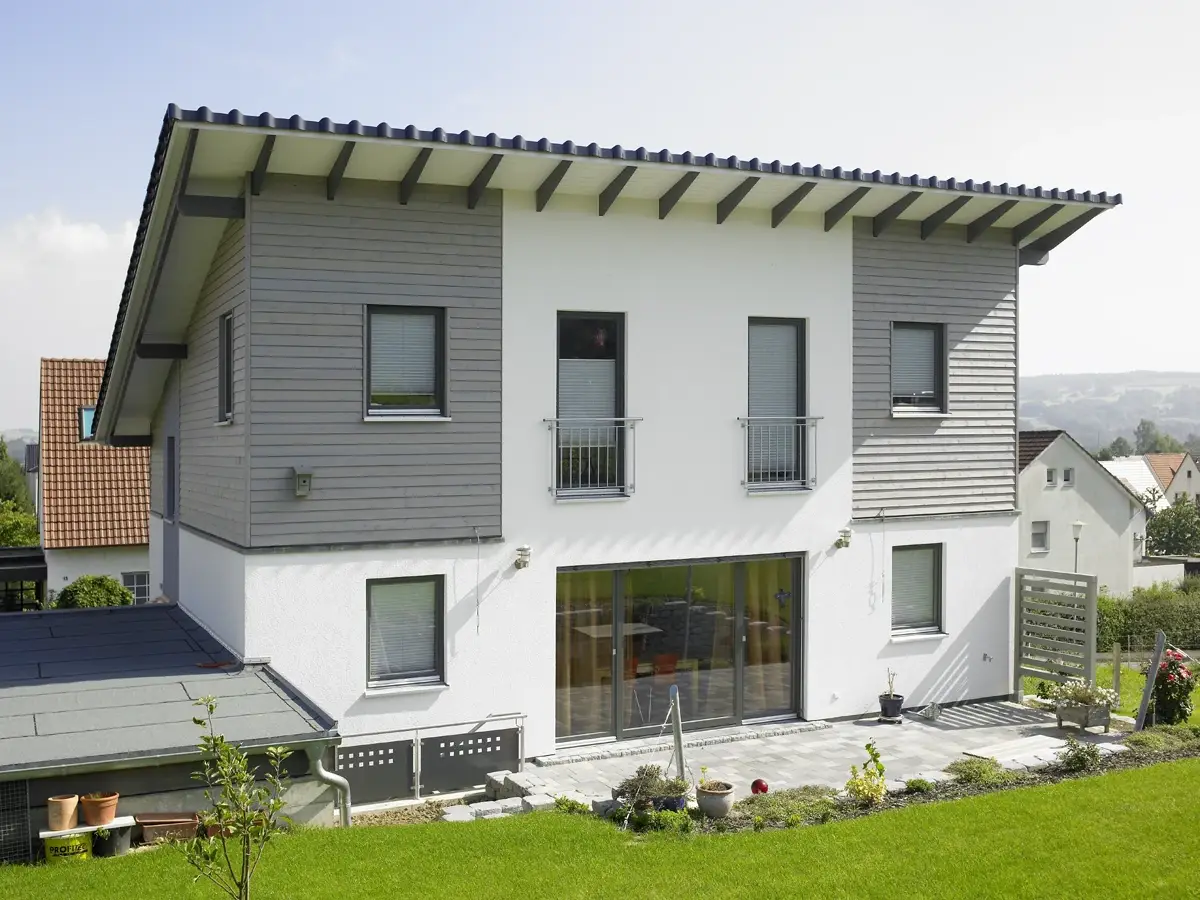 Einfamilienhaus in Hiddenhausen: Wohnhaus mit grauer Holzverschalung im Obergeschoss