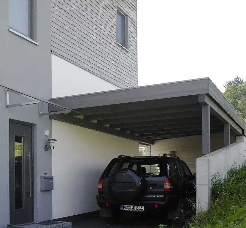Einfamilienhaus in Hiddenhausen: Carport mit Flachdach am Wohnhaus