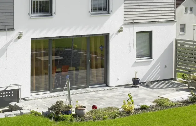 Einfamilienhaus in Hiddenhausen: Terrasse mit großer Glasfront