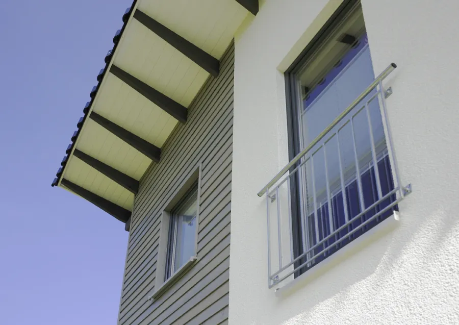 Einfamilienhaus in Hiddenhausen: Dachüberstand und französischer Balkon, Detail