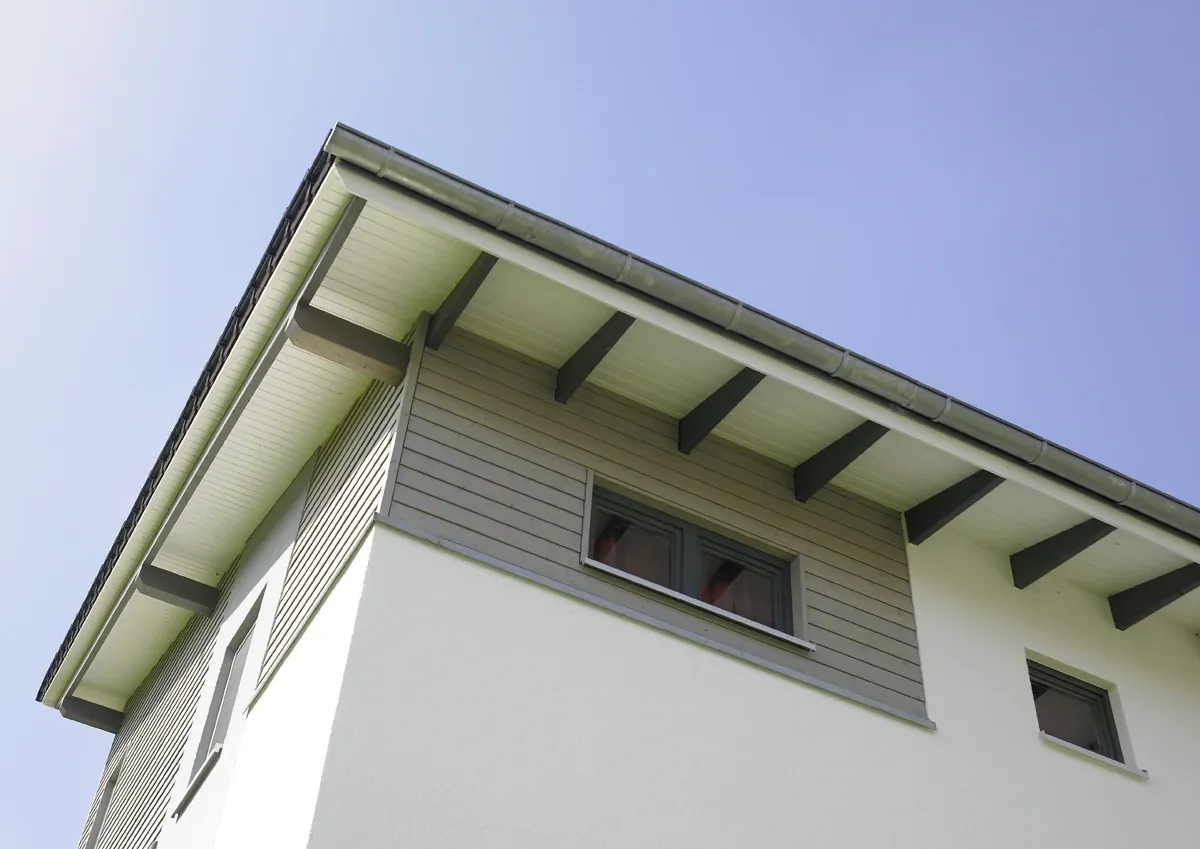 Einfamilienhaus in Hiddenhausen: Dachüberstand mit sichtbaren Sparren, Detail