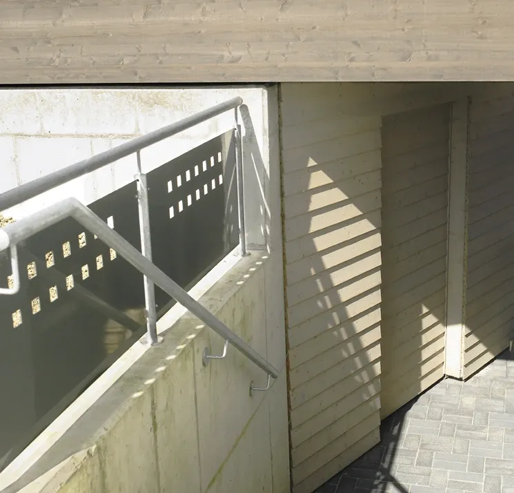 Einfamilienhaus in Hiddenhausen: Treppengeländer und Holzverkleidung, Detail