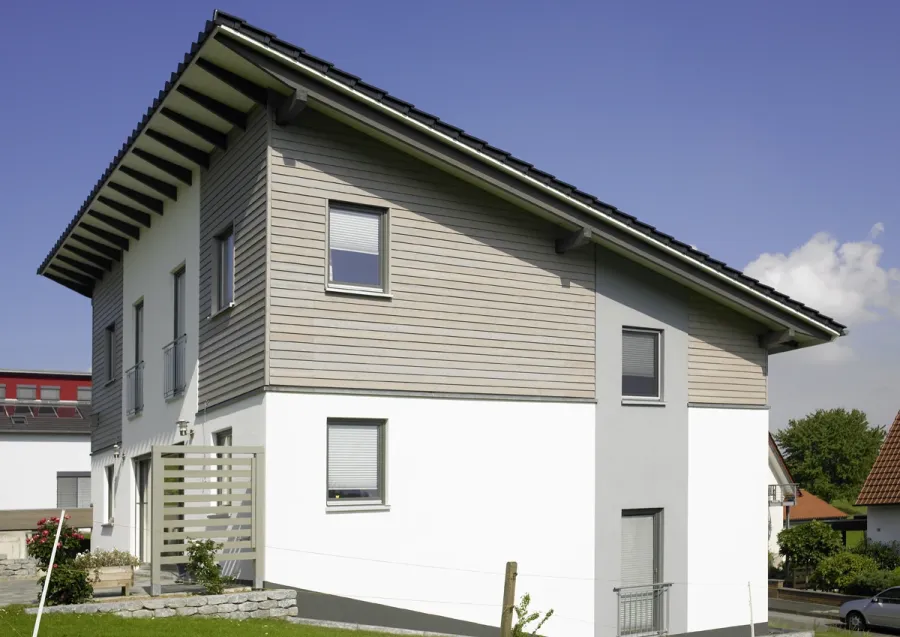 Einfamilienhaus in Hiddenhausen: Wohnhaus mit grauer Holzverschalung im Obergeschoss