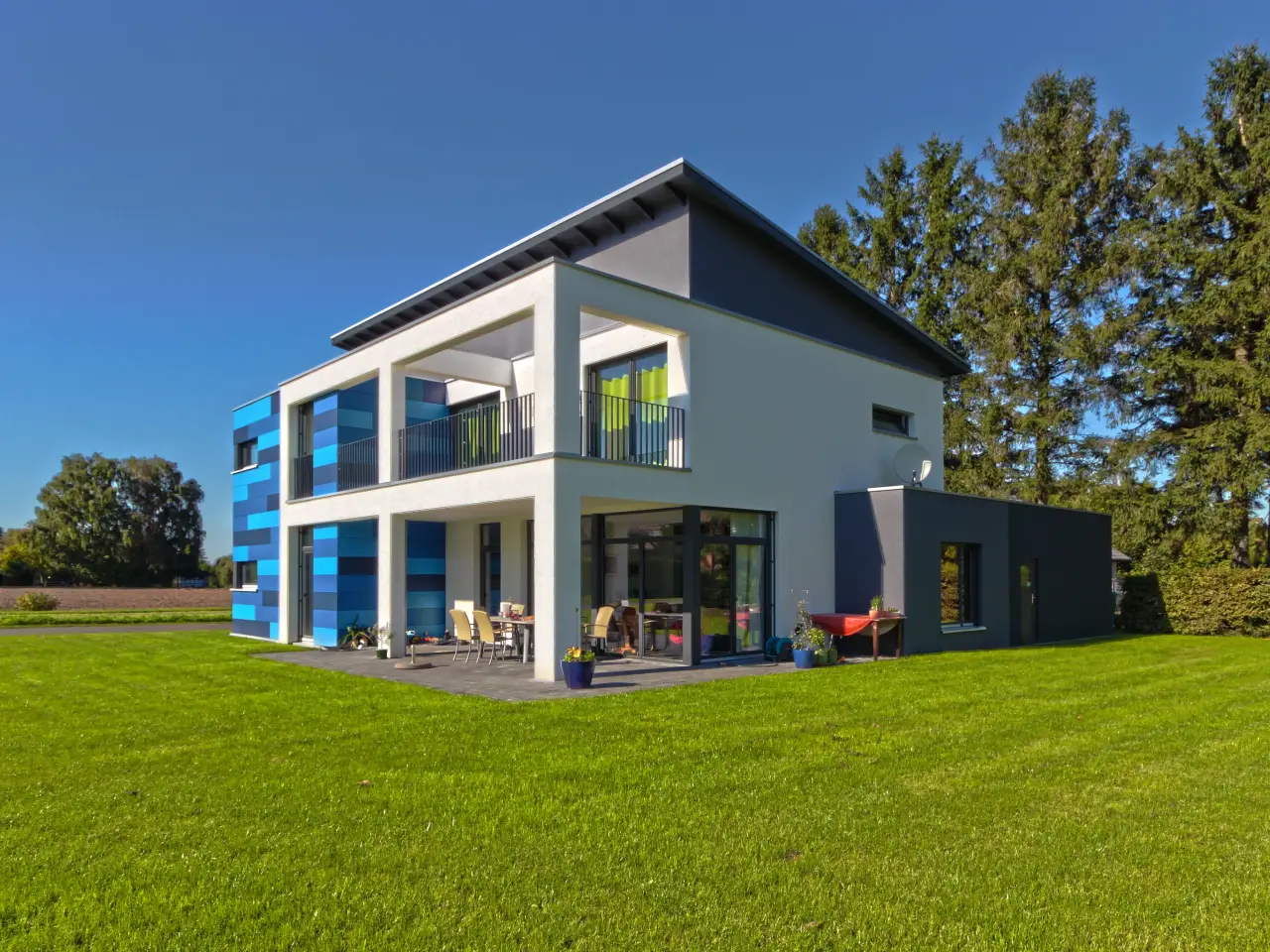 Einfamilienhaus in Hille: Wohnhaus mit blauer Fassadenverkleidung und Pultdach