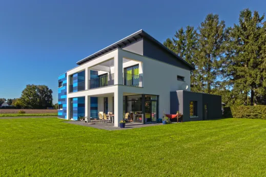 Einfamilienhaus in Hille: Wohnhaus mit blauer Fassadenverkleidung und Pultdach
