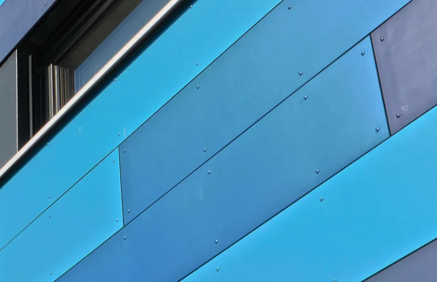 Einfamilienhaus in Hille: Blaue Fassadenplatten, Detail