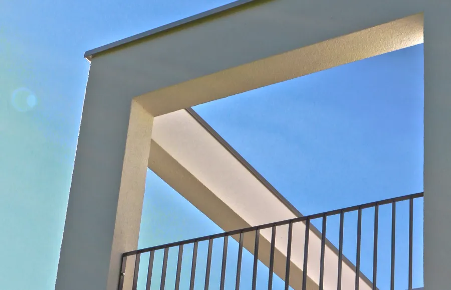 Einfamilienhaus in Hille: Balkonrahmen vor blauem Himmel, Detail