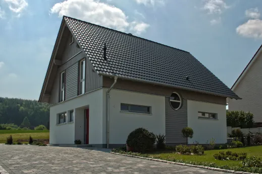 Einfamilienhaus in Holzhausen: Satteldachhaus mit Rundfenster
