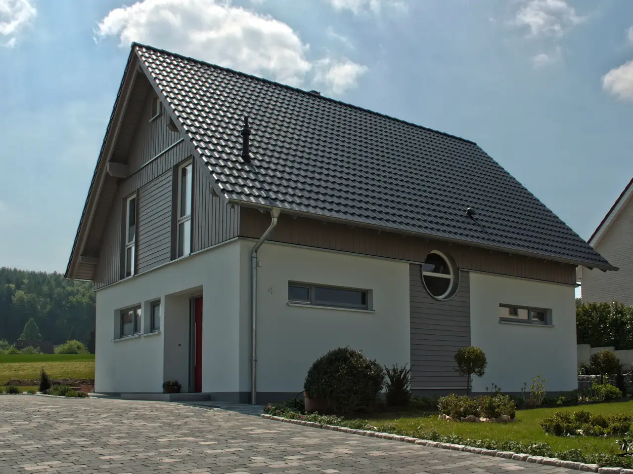 Einfamilienhaus in Holzhausen: Satteldachhaus mit Rundfenster