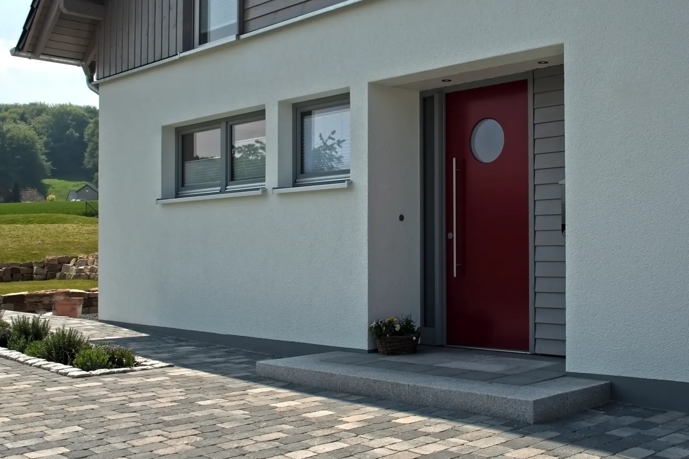 Einfamilienhaus in Holzhausen: Hauseingang mit roter Haustür