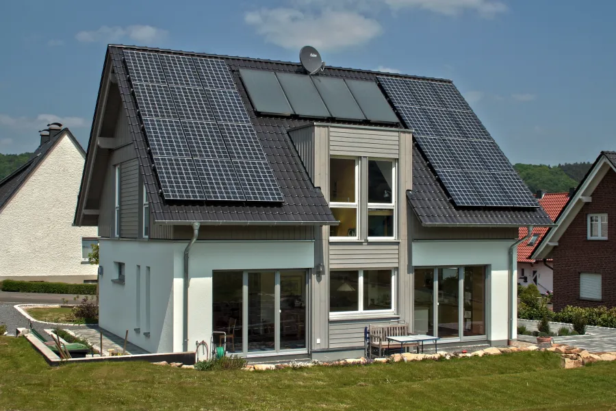 Einfamilienhaus in Holzhausen: Wohnhaus mit Photovoltaik und Holzverkleidung im Giebel