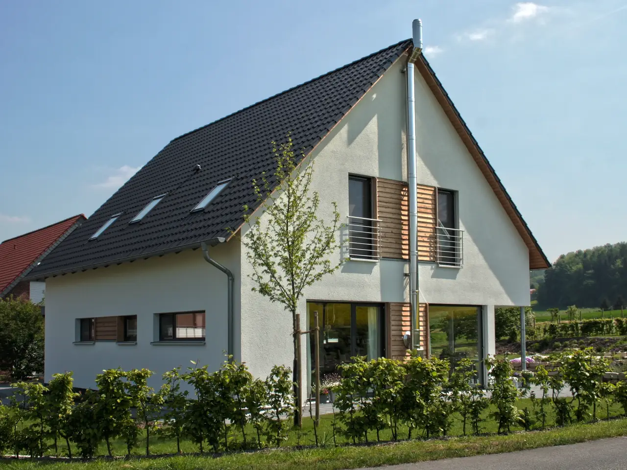 Einfamilienhaus in Holzhausen: Satteldachhaus mit Holzelementen und Garten