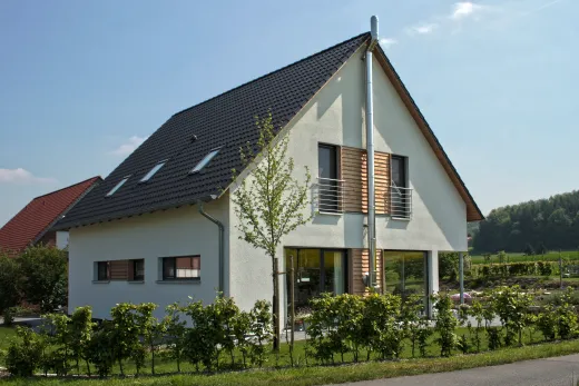 Einfamilienhaus in Holzhausen: Satteldachhaus mit Holzelementen und Garten