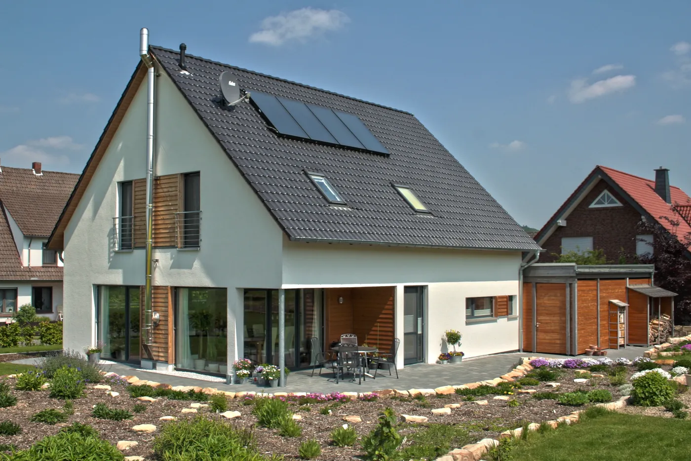 Einfamilienhaus in Holzhausen: Satteldachhaus mit Photovoltaik und Gartenanlage