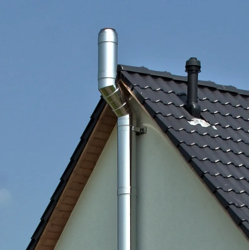 Einfamilienhaus in Holzhausen: Schornstein und Ortgang, Detail