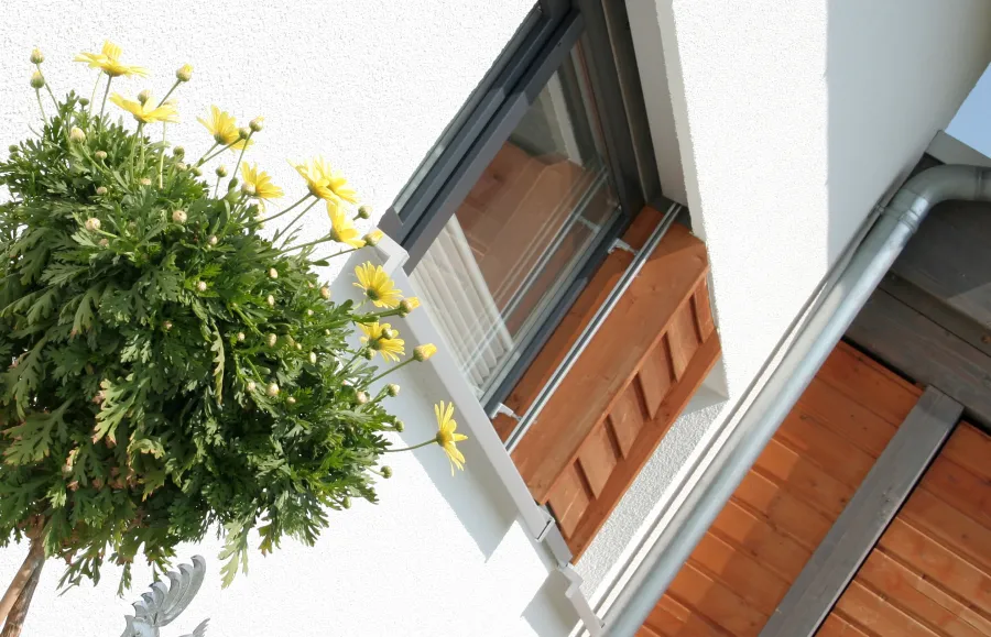 Einfamilienhaus in Holzhausen: Fenster mit Holzlamellen, Detail