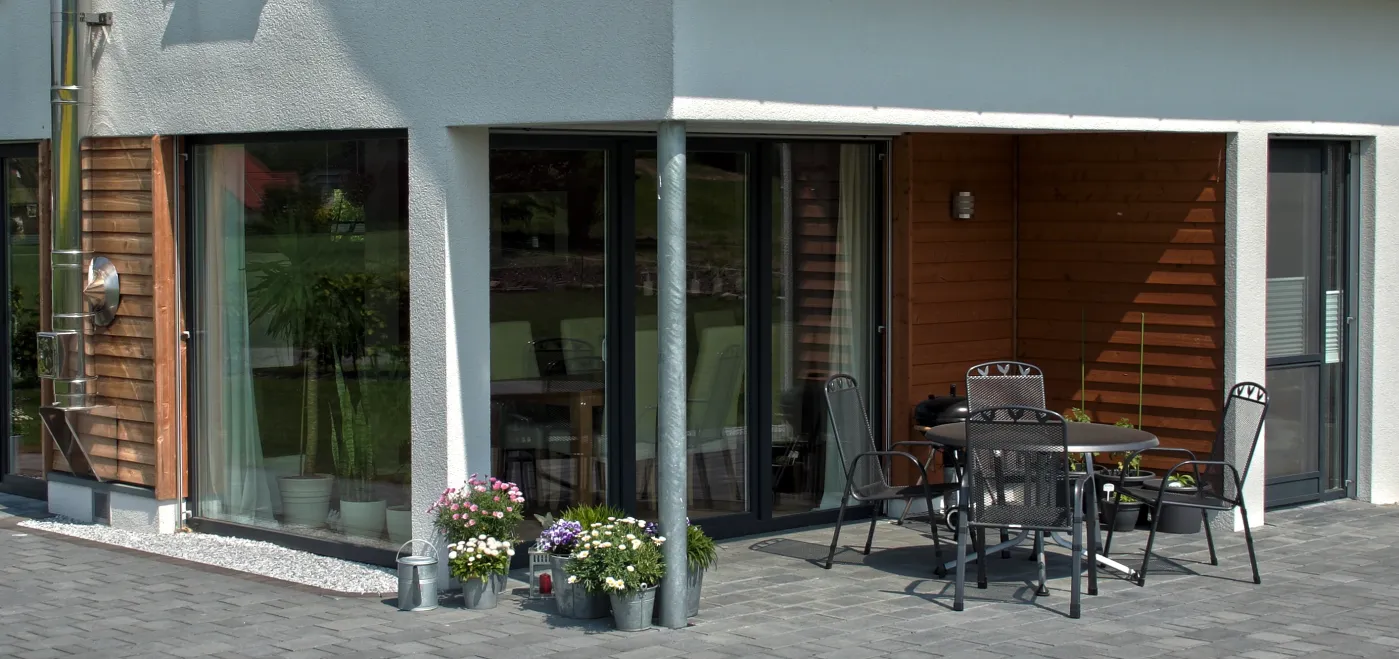 Einfamilienhaus in Holzhausen: Überdachte Terrasse mit Holzverkleidung