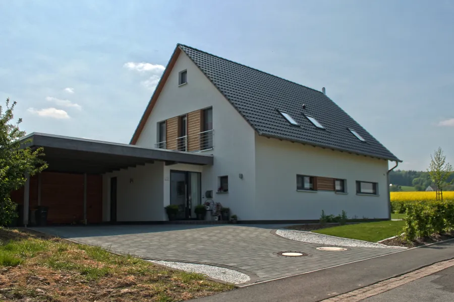 Einfamilienhaus in Holzhausen: Satteldachhaus mit Carport