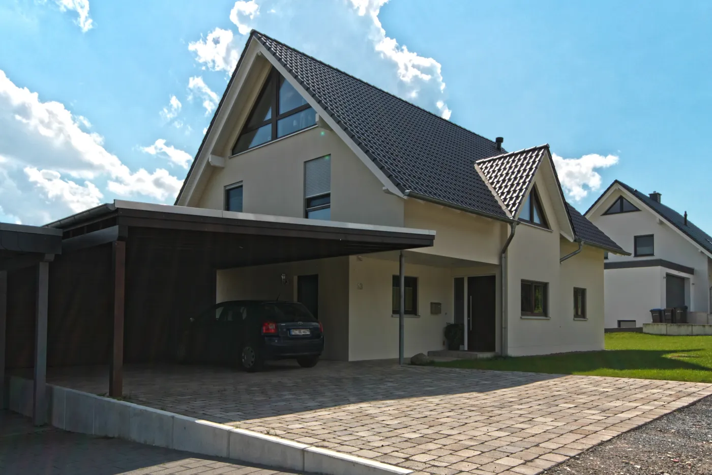 Einfamilienhaus in Hüllhorst: Satteldachhaus mit Carport und Einfahrt