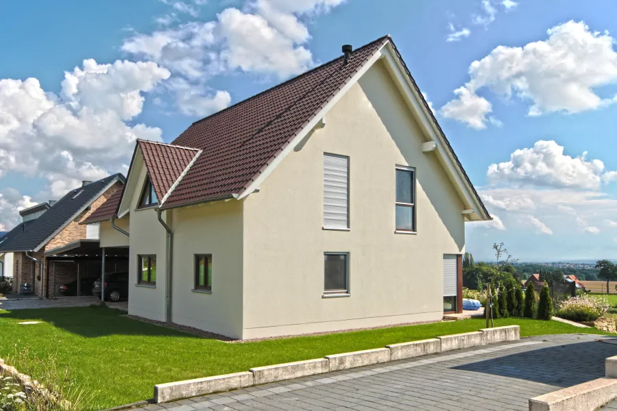 Einfamilienhaus in Hüllhorst: Satteldachhaus mit Gaube am Hang