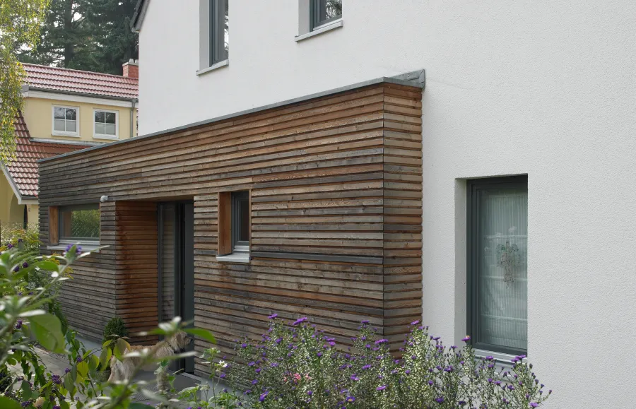 Einfamilienhaus in Kleinmachnow: Holzverkleideter Anbau, Detail