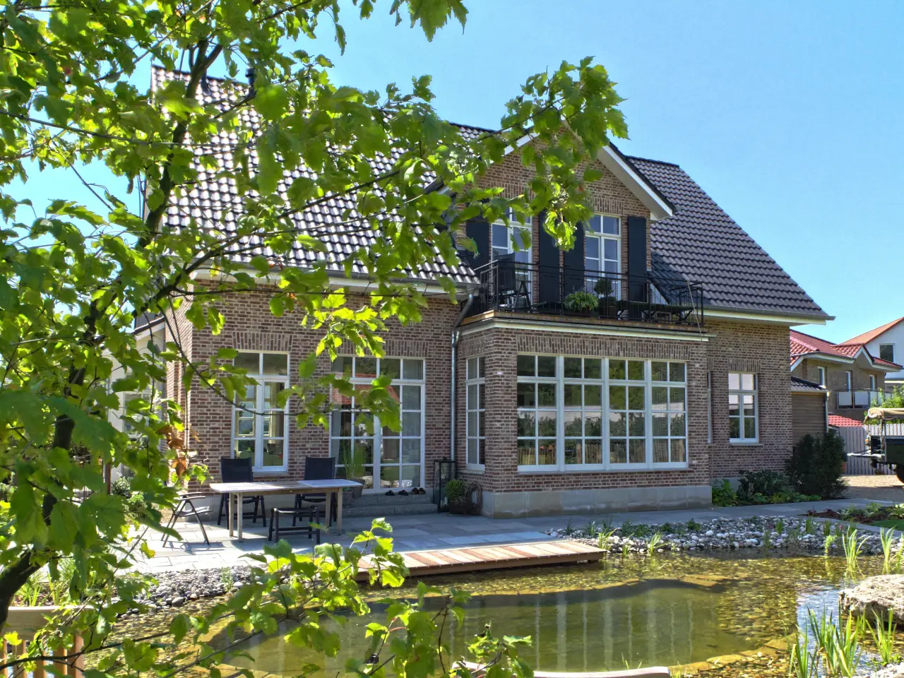 Landhausvilla in Minden: Landhausvilla mit Klinkerfassade und Gartenteich