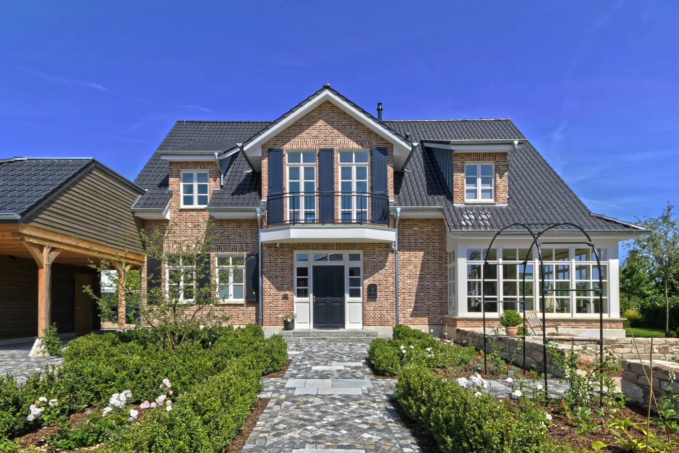 Landhausvilla in Minden: Landhausvilla mit Klinkerfassade und Vorgarten