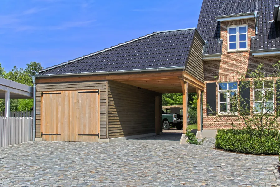 Landhausvilla in Minden: Garage und Carport aus Holz