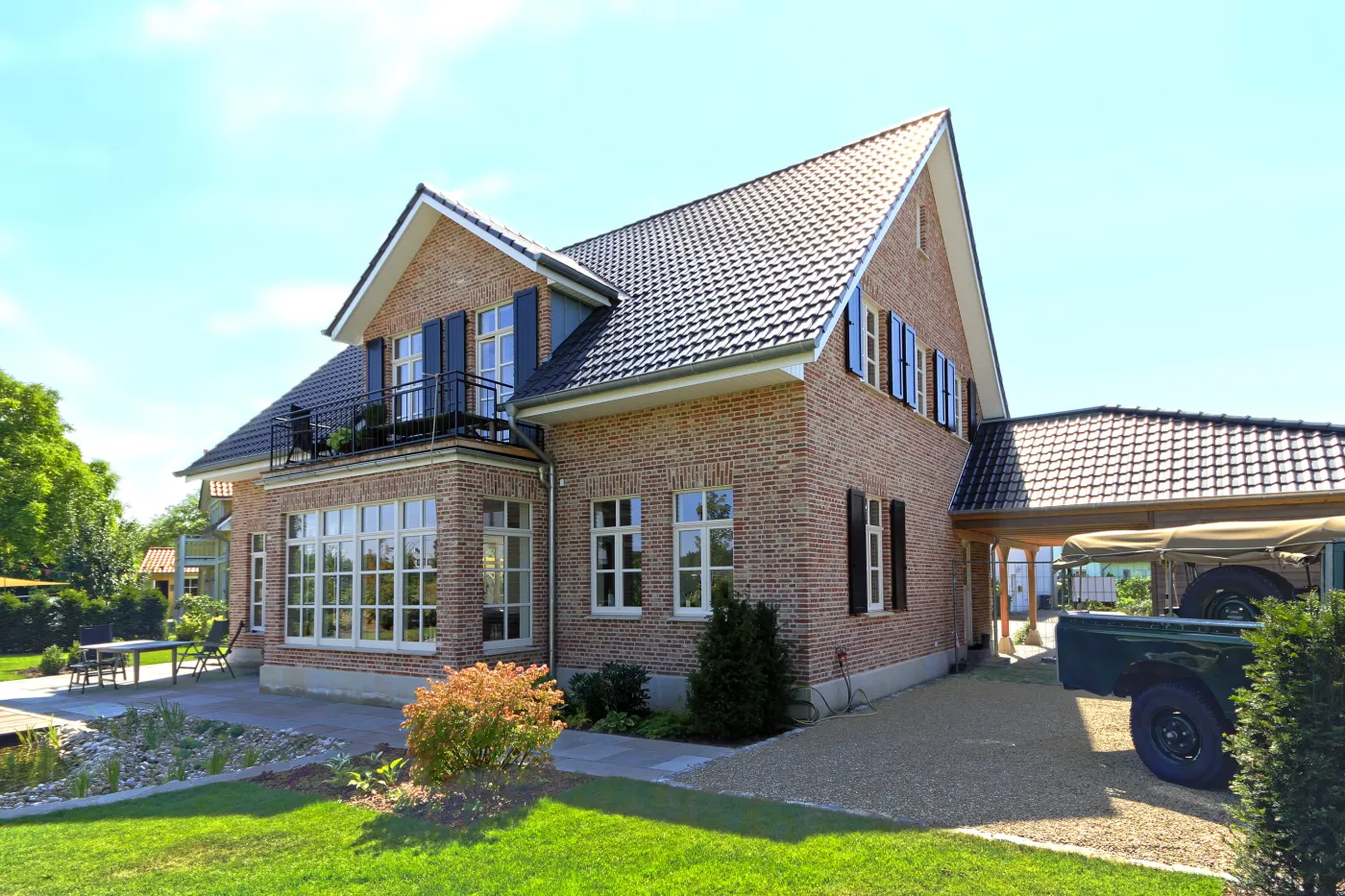 Landhausvilla in Minden: Landhausvilla mit Klinker und Wintergarten