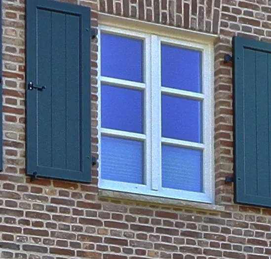Landhausvilla in Minden: Sprossenfenster mit grünen Fensterläden
