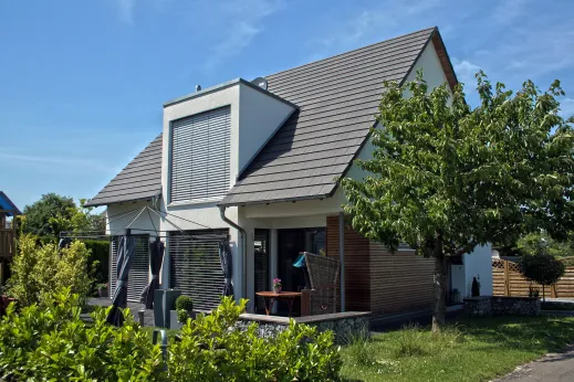 Einfamilienhaus in Löhne: Wohnhaus mit Dachgaube und Holzterrasse