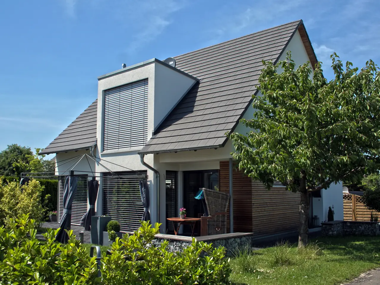 Einfamilienhaus in Löhne: Wohnhaus mit Dachgaube und Holzterrasse