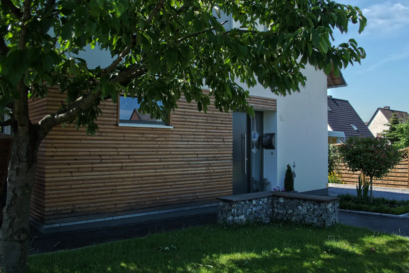 Einfamilienhaus in Löhne: Wohnhaus mit Holzfassade im Erdgeschoss