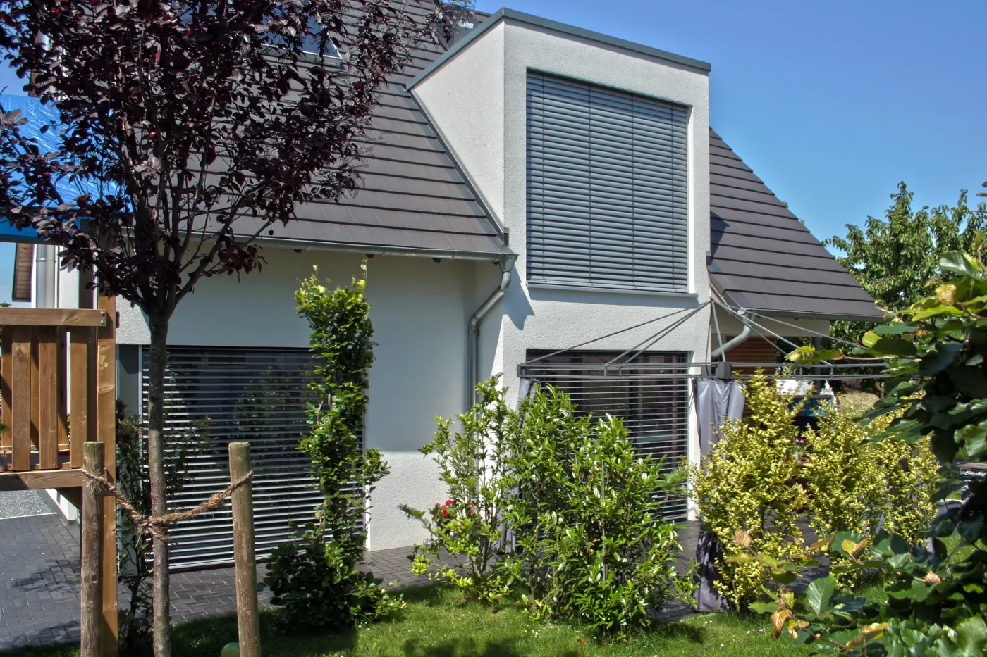 Einfamilienhaus in Löhne: Wohnhaus mit Dachgaube im Garten