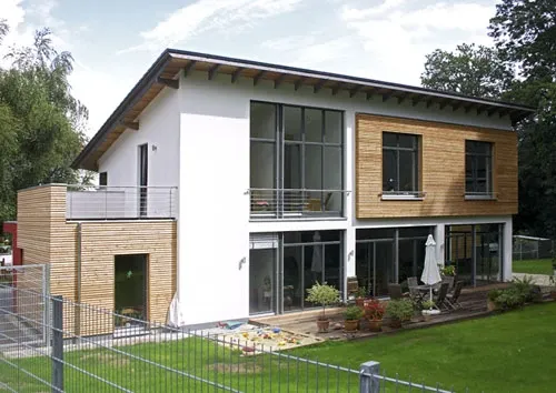 Einfamilienhaus in Löhne: Wohnhaus mit Holzfassade und großer Verglasung
