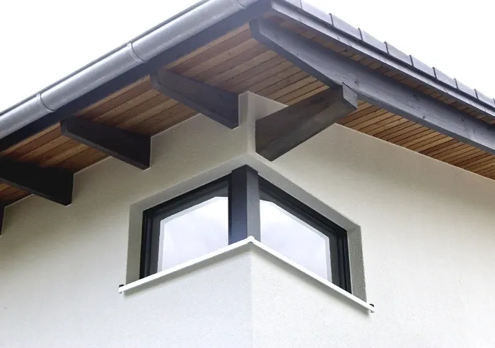 Einfamilienhaus in Löhne: Dachüberstand über Eckfenster, Detail