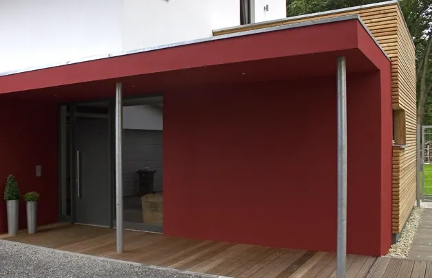 Einfamilienhaus in Löhne: Rote Eingangsnische mit Holzverkleidung