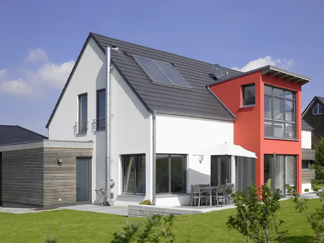 Einfamilienhaus in Löhne: Satteldachhaus mit rotem Erker und Holzanbau