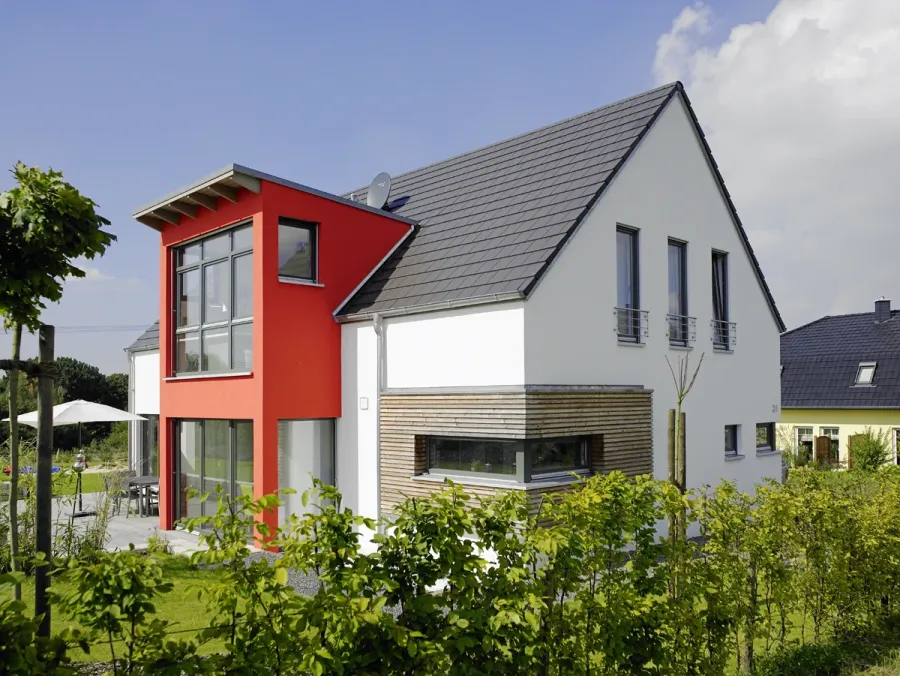 Einfamilienhaus in Löhne: Satteldachhaus mit rotem Erker, Holzanbau und Garten