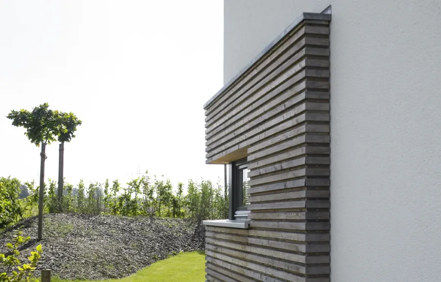 Einfamilienhaus in Löhne: Dunkle Holzverkleidung an der Fassade, Detail
