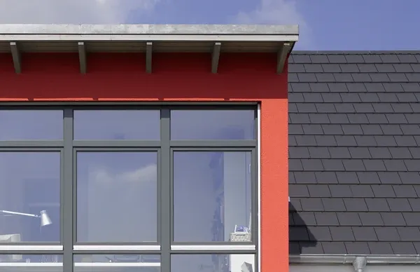 Einfamilienhaus in Löhne: Roter Erker mit großer Verglasung, Detail