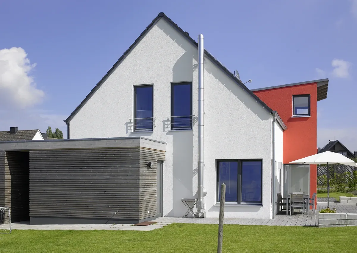 Einfamilienhaus in Löhne: Weißes Satteldachhaus mit dunklem Holzanbau