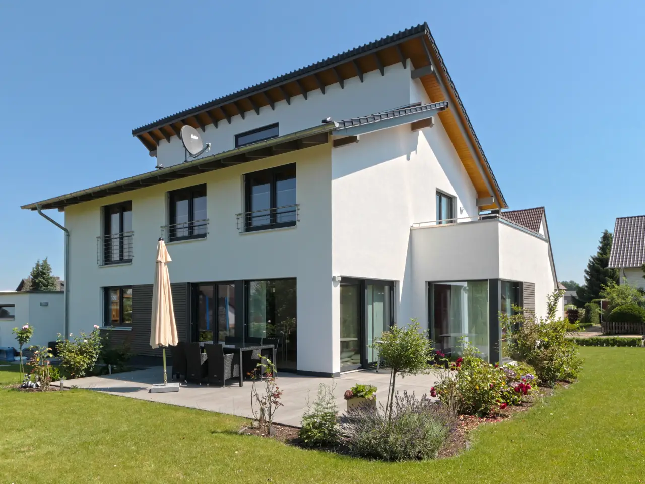 Einfamilienhaus in Löhne: Wohnhaus mit Pultdach und Terrasse im Garten