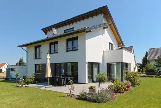 Einfamilienhaus in Löhne: Wohnhaus mit Pultdach und Terrasse im Garten